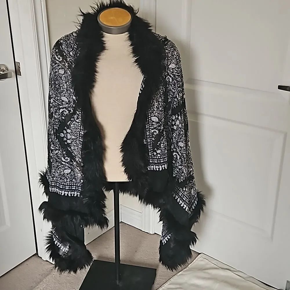 Taj Mahal Beaded Scarf With Faux Fur Trim Black/ Silver